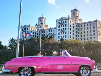 modern-havana-private-tour-in-american-convertible-classic-cars-Nacional Hotels