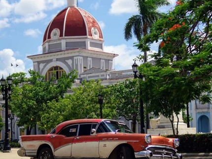 “Ride to Cienfuegos & Santa Clara in Old Fashion American Classic Cars” Overnight-