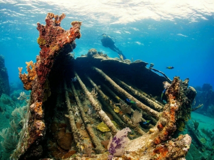 Scuba Diving in Wrecks of the Hispanic - Cuban and North American War of 1898. "VIZCAYA BATTLESHIP CRUISE".