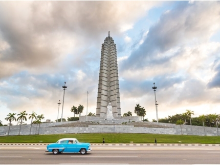 Modern Havana Private Tour in American Classic Cars