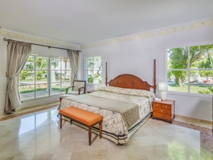 MASTER SUITE ROYAL SERVICE