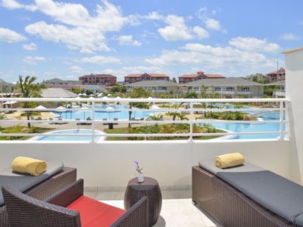 Royal Service Garden Swim-up Pool Junior Suite Room