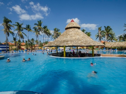Los Cocos Aqua Bar (Swim-up Bar).