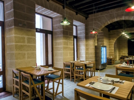 A la carte international restaurant