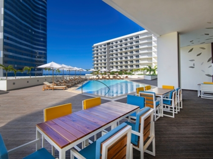Pool Bar.