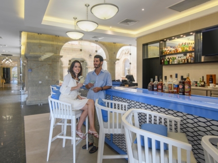 LOBBY BAR