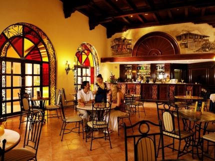 Los Vitrales Lobby Bar