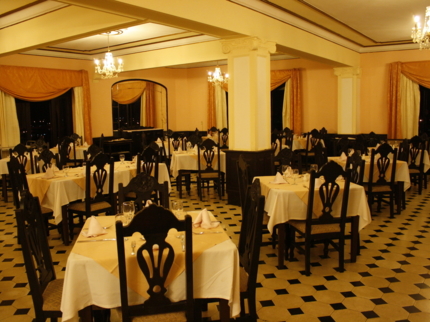 A la carte international restaurant