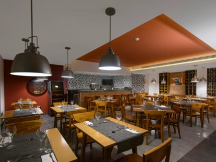 TORO, TAPAS & VINOS. ($) Bistró Restaurant