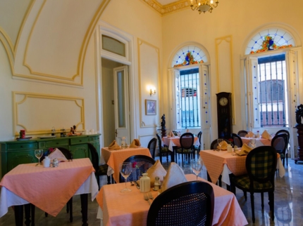 A la carte international restaurant