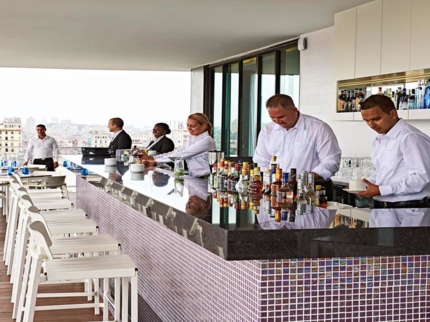 El Surtidor bar