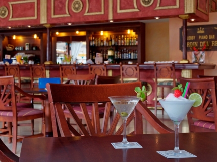 Jardines del Rey Lobby Piano Bar