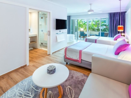 THE RESERVE JUNIOR SUITE GARDEN SWIM-UP VIEW Room