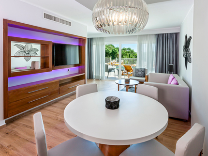 ROYAL SERVICE MASTER SUITE GARDEN SWIM-UP Room
