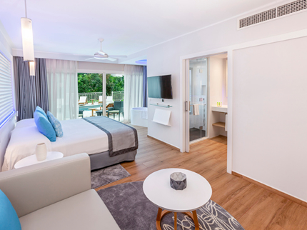 ROYAL SERVICE JUNIOR SUITE GARDEN SWIM-UP Room